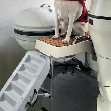 Leggera, antisdrucciolevole, facile da installare e rimuovere in pochi secondi su scalette già installate con minimo 3 gradini (largh. da 38 a 57 mm).Con tubi telescopici regolabili in 3 posizioni per garantire la corretta inclinazione.Dotata di cinghia con chiusura a strappo per fissaggio di sicurezza.