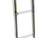 Realizzata in acciaio inox lucidato a specchio.