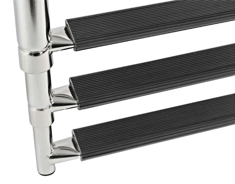 Realizzata in acciaio inox lucidato a specchio.