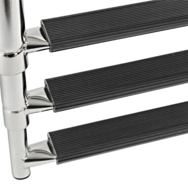 Realizzata in acciaio inox lucidato a specchio.