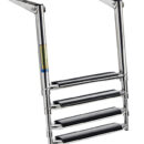 In acciaio inox AISI 316 con gradini larghi 57 mm per un maggior comfort. Interasse tubi 305 mm. Dotata di sistema con piastre scorrevoli che permettono il completo rientro della scaletta all’interno del profilo della plancetta stessa, senza lasciare parti sporgenti quando non in utilizzo.