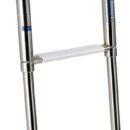 Realizzata in acciaio inox lucidato a specchio. Gradini ovali con pedana in plastica bianca.