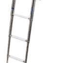 Formata da una scaletta telescopica 3/4 gradini nostri articoli 49.541.03/04 + box da incorporare nello spessore della plancetta.Realizzata in Italia da Douglas Marine.Estrazione della scaletta guidata che determina una migliore scorrevolezza e precisione di movimento.