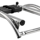 In acciaio inox lucidato a specchio. Gradini con pedana in plastica antisdrucciolo.Fissaggi al pagliolo con 2 piastrine inox (incluse) e nastro regolabile con fibbia autobloccante inox.Adatta per tubolari gommoni fino a Ø 500 mm.Completa di maniglia di risalita.