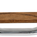 Fabbricato in acciaio inox AISI 316 lucidato, completo di gradino in teak.