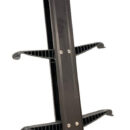 Progettate per integrarsi nelle plancette di poppa con un inclinazione negativa di 15° risultano completamente nascoste alla vista quando richiuse.L'unico elemento visibile è una semplice mascherina con elemento di chiusura e rilascio integrato.Sia a bordo che in acqua, la scaletta si apre istantaneamente e facilmente con una sola mano.Una volta estratta dal tubo di stivaggio i robusti grandini in plastica stampata si ripiegano automaticamente creando un comodo e sicuro sistema di risalita.