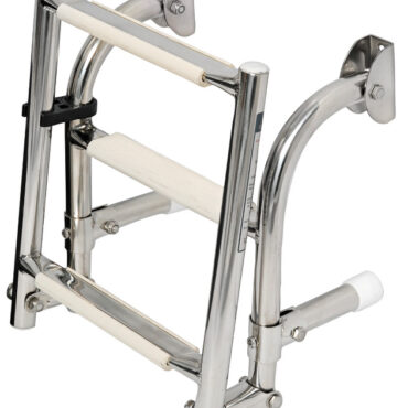 In acciaio inox lucidato a specchio per il fissaggio su poppa, modello con gradini con superficie ovalizzata. Il gradino ovale, rispetto ai tradizionali tondi, é molto più agevole e comodo nell’uso. I gradini nella parte superiore sono ricoperti di pedana in plastica antiscivolo.