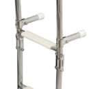 In acciaio inox lucidato a specchio per il fissaggio su poppa, modello con gradini con superficie ovalizzata. Il gradino ovale, rispetto ai tradizionali tondi, é molto più agevole e comodo nell’uso. I gradini nella parte superiore sono ricoperti di pedana in plastica antiscivolo.