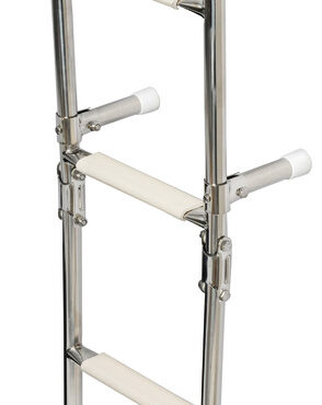 In acciaio inox lucidato a specchio per il fissaggio su poppa, modello con gradini con superficie ovalizzata. Il gradino ovale, rispetto ai tradizionali tondi, é molto più agevole e comodo nell’uso. I gradini nella parte superiore sono ricoperti di pedana in plastica antiscivolo.