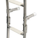 In acciaio inox lucidato a specchio per il fissaggio su poppa, modello con gradini con superficie ovalizzata. Il gradino ovale, rispetto ai tradizionali tondi, é molto più agevole e comodo nell’uso. I gradini nella parte superiore sono ricoperti di pedana in plastica antiscivolo.