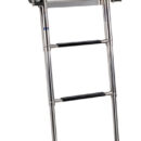 Scaletta telescopica sotto-plancetta in acciaio inox AISI316 a 4 gradini.Dotata di gradino a sbalzo per facilitare l’estrazione e di maniglie di risalita integrate, le maniglie per la risalita si aprono e si chiudono automaticamente estraendo e chiudendo la scaletta.Gradini in large 43 mm in plastica nera per un maggiore comfort.