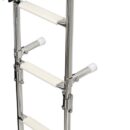 In acciaio inox lucidato a specchio con attacchi arcuati sopra coperta, per una più comoda risalita. Modello con gradini con superficie ovalizzata. Il gradino ovale, rispetto ai tradizionali tondi, é molto più agevole e comodo nell’uso. I gradini nella parte superiore sono ricoperti di pedana in plastica antiscivolo.