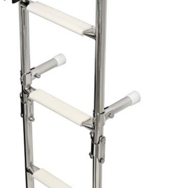 In acciaio inox lucidato a specchio con attacchi arcuati sopra coperta, per una più comoda risalita. Modello con gradini con superficie ovalizzata. Il gradino ovale, rispetto ai tradizionali tondi, é molto più agevole e comodo nell’uso. I gradini nella parte superiore sono ricoperti di pedana in plastica antiscivolo.