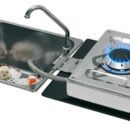 In acciaio inox lucidato, completi di rubinetto pieghevole e coperchio in vetro temperato.