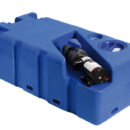 Fornito già montato e pronto all’installazione. Compatibile con tutti i wc elettrici e manuali. Completo di: maceratore elettrico; sfiato con portagomma Ø 16 mm; incavi per ganci di fissaggio 52.195.00; valvola di intercettazione per poter staccare il maceratore in caso di manutenzione; flangia 5 fori pre-forata per sensore di livello (sensore da ordinare a parte); protezione per sensore di livello. Fabbricati secondo ISO 8099.