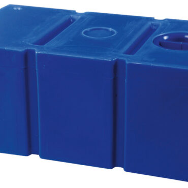 Completi di ingressi femmina sulle due testate da 3/4” e 1 1/2” per carico, scarico e sfiato . Stampati in polietilene ad alto spessore per garanzia contro il passaggio dei cattivi odori. Fabbricati secondo ISO 8099.