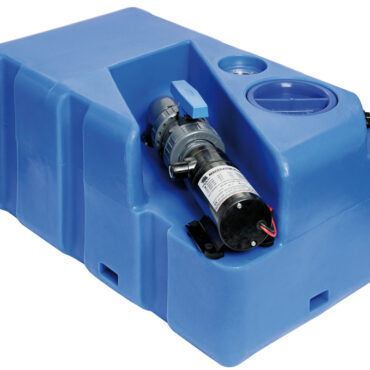 Fornito già montato e pronto all’installazione. Compatibile con tutti i wc elettrici e manuali. COMPLETO DI: maceratore elettrico; filetti femmina di carico 1” 1/2 + 3/4”; filetti femmina di sfiato 3/4”; filetti femmina di scarico emergenza manuale 1” 1/2; incavi per ganci di fissaggio 52.195.00; valvola di intercettazione per poter staccare il maceratore in caso di manutenzione; flangia 5 fori pre-forata per sensore di livello (sensore da ordinare a parte); protezione per sensore di livello. Fabbricati secondo ISO 8099.