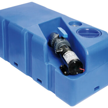 Fornito già montato e pronto all’installazione. Compatibile con tutti i wc elettrici e manuali. COMPLETO DI: maceratore elettrico; filetti femmina di carico 1” 1/2 + 3/4”; filetti femmina di sfiato 3/4”; filetti femmina di scarico emergenza manuale 1” 1/2; incavi per ganci di fissaggio 52.195.00; valvola di intercettazione per poter staccare il maceratore in caso di manutenzione; flangia 5 fori pre-forata per sensore di livello (sensore da ordinare a parte); protezione per sensore di livello. Fabbricati secondo ISO 8099.