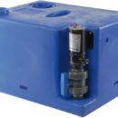 Fornito già montato e pronto all’installazione. Compatibile con tutti i wc elettrici e manuali. COMPLETO DI: maceratore elettrico; filetti femmina di carico 1” 1/2 + 3/4”; filetti femmina di sfiato 3/4”; filetti femmina di scarico emergenza manuale 1” 1/2; incavi per ganci di fissaggio 52.195.00; valvola di intercettazione per poter staccare il maceratore in caso di manutenzione; flangia 5 fori pre-forata per sensore di livello (sensore da ordinare a parte); protezione per sensore di livello. Fabbricati secondo ISO 8099.