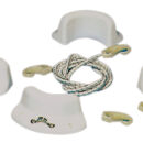 Formato da 4 angoli + due cavi elastici da fissare attraverso le maniglie, universale.