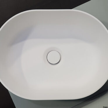 Lavabo in colore Opaco dall’estetica moderna e sottile.Versione con piletta incorporata dello stesso colore “tinta su tinta”.Per minimo 20 pezzi è possibile avere anche la versione Tonda con piletta bianca pre-assemblata.Per minimo 20 pezzi è possibile richiedere verniciatura esterna in RAL.