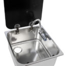 In acciaio inox lucidato e completi di rubinetto acqua. Piletta di scarico optional.