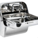 Ribaltabile a muro, con incorporato un rubinetto in acciaio inox. Molto robusto, ci si può appoggiare senza romperlo. Fornito completo di portasapone.