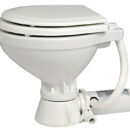 Provvisto di pompa autoadescante in bronzo con girante in neoprene. Funziona premendo un pulsante. Motore a magneti permanenti e albero in acciaio inox, con maceratore incorporato. Sedile e coperchio di colore bianco. Tubo d’entrata da 19 mm (3/4") e d’uscita da 25 mm (1”). Pannello di comando INCLUSO.Raccordo lavaggio Spray Nozzle che garantisce una pulizia più rapida ed efficace grazie al getto d'acqua ad altissima pressione su tutta la superficie del WC.