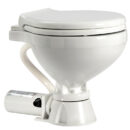 Provvisto di pompa autoadescante in bronzo con girante in neoprene. Funziona premendo un pulsante. Motore a magneti permanenti e albero in acciaio inox, con maceratore incorporato. Sedile e coperchio di colore bianco. Tubo d’entrata da 19 mm (3/4") e d’uscita da 25 mm (1”). Pannello di comando INCLUSO.Raccordo lavaggio Spray Nozzle che garantisce una pulizia più rapida ed efficace grazie al getto d'acqua ad altissima pressione su tutta la superficie del WC.