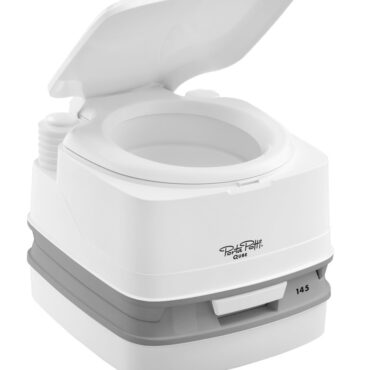 Toilette portatile che non necessita di essere connessa ad un impianto, caratterizzata da un design rivoluzionario, elevata qualità dei componenti e funzionalità.La toilette è formata da 2 sezioni: la superiore con l'acqua pulita per lo scarico e quella inferiore con il serbatoio di raccolta.Colore bianco e grigio.