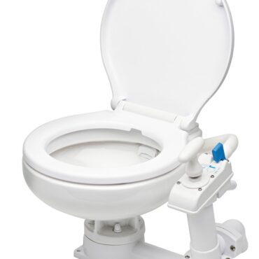 Molto robusto e di linea bassa e moderna. Può essere installato sopra o sotto livello. Tubi d’entrata da 19 mm (3/4") e d’uscita da 38 mm (1"1/2). La pompa può essere montata a destra o a sinistra. Pompa smontabile dall’alto.Raccordo lavaggio Spray Nozzle che garantisce una pulizia più rapida ed efficace grazie al getto d'acqua ad altissima pressione su tutta la superficie del WC. Fissaggio compatibile con WC Jabsco.