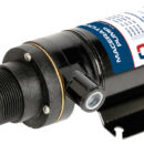 Utile per svuotare i serbatoi di deposito delle acque nere. Bocca entrata 38 mm, uscita 25 mm. Certificato CE in accordo alla EN ISO 8846.