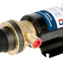 Utile per svuotare i serbatoi di deposito delle acque nere. Bocca entrata 38 mm, uscita 25 mm. Certificato CE in accordo alla EN ISO 8846.