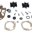 Supporto completo da sostituire alla pompa manuale. I tubi di carico/scario rimangono invariati. Funziona sopra o sotto la linea di galleggiamento.