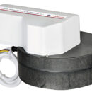 Questa valvola si basa sulla versione manuale 50.234.00 che è stata elettrificata. Con un interruttore ON-OFF-ON è possibile azionare la valvola dal cruscotto o dalla cabina. Il dispositivo è progettato in maniera tale che, in caso di avaria, può essere usato manualmente. Accetta tubi Ø 38/25 mm. Ingombro esterno 250x180x200 mm. Assorbimento 1,5 Ampère a 12 V.