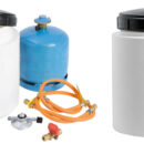 In accordo con la ISO 10239, norma che prevede che le bombole del gas messe all’interno della barca siano contenute in un vano isolato e ventilato collegato con l’esterno. Fabbricato in polietilene. Accetta bombole tipo camping gas o simili, và completato con il kit 50.013.92.Raccordo gas 8 mm, sfiato nylon 20 mm.