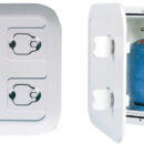 Per bombole da 3 kg con relativo regolatore di pressione. Sportello in Luran anti raggi UV. Completo di raccordo stagno per tubo gas. In accordo alla ISO 10239. Ventilazione remota tramite tubo Ø 16 mm.