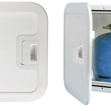 Per bombole da kg 3 con relativo regolatore di pressione. Sportello in Luran anti raggi UV. Completo di raccordo stagno per tubo gas. In accordo alla ISO 10239. Ventilazione del vano integrata nel portello. Apertura a destra come in foto; è possibile realizzare l'apertura a sinistra per minimo 5 pezzi.