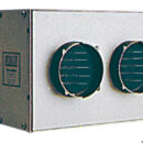 Montaggio nella posizione più indicata. Tramite due uscite a tubo flessibile Ø 75 mm, si raggiungono due bocchette orientabili da montare a paratia. Stesse caratteristichetecniche del mod. 50.263.00. Kit comprendente riscaldatore + interruttore a pannello a 4 posizioni + staffa montaggio + m 3,60 di tubo + 2 bocchette + cavo elettrico + viti.Sfrutta l’acqua di raffreddamento del motore per trasmettere il calore in cabina. Motore a 3 velocità, montaggio estremamente semplice e veloce.