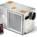 IZY è l’esclusivo prodotto che rende semplice ed accessibile anche ai "non addetti ai lavori" l’installazione di un impianto completo di aria condizionata all’interno di qualsiasi imbarcazione.Racchiusi all’interno di una resistente e poco ingombrante struttura in acciaio inox 316, isolata internamente per il massimo abbattimento delle emissioni sonore, si trovano:- un compressore ad elevata efficienza;- uno scambiatore in cupro-nichel resistente alla corrosione;- una batteria di scambio termico gas refrigerante-aria;- la pompa di circolazione dell’acqua di mare;- tutta la componentistica elettrica e elettronica.La modalità riscaldamento viene attivata tramite l’impiego di una resistenza elettrica; in questo modo, diversamente da quanto avviene nei sistemi a pompa di calorecon inversione di ciclo, il rendimento del condizionatore non è influenzato dal diminuire della temperatura dell'acqua di mare durante la stagione fredda e si ottiene pertanto il 100% della potenza termica disponibile anche con temperatura dell'acqua inferiore ai 10°C.Alimentazione 220V .* Kit distribuzione aria e ricircolo acqua mare OPTIONAL da ordinare separatamente cod. 50.268.00 / 50.267.99