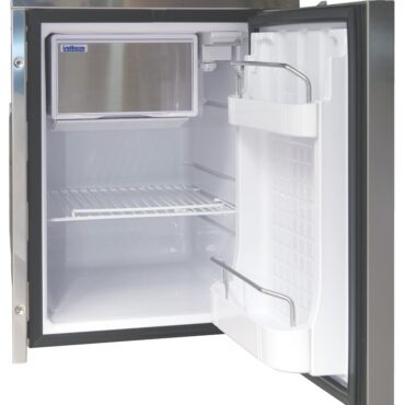 E’ già completo di flangia per incasso, porta resta a filo della flangia. Chiusura con serratura a scatto. Compressore SECOP 12/24 V silenzioso. Luce a LED interna. Predisposizione per collegamento con smart energy control 50.932.20. Pellicola anti-impronta. Freezer con sportello inox, porta con isolamento migliorato e maniglia ergonomica.