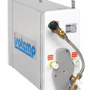 Serbatoio interno, serpentina e involucro esterno in acciaio inox. Il serbatoio é garantito 5 anni contro le perdite. Funzionano con una resistenza in rame nichelato da 750 W a 220 V, oppure con scambiatore di calore collegato all’impianto di raffreddamento del motore. La resistenza é posizionata nella parte bassa dello scaldabagno per evitare la stratificazione del calore. Doppio termostato (di sevizio e sicurezza). Valvola di sicurezza a 7 bar. Isolamento in poliuretano espanso. Possibilità di installazione verticale o orizzontale.