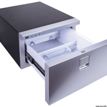 Dotato di guide in acciaio inox e porta in acciaio inox verniciata nera o in colore silver. Esternamente presenta linea Elegance. Interfaccia digitale user friendly esterna.Compressore Secop BD 12/24V 1,4F, silenzioso, ad alta efficienza.Sistema "Easy fix".