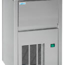 Icemaker completamente in inox con una produzione massima pari a 18 kg/giorno di ghiaccio trasparente grazie alla tecnologia spray di cui è dotato.