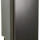 La serie CRUISE Classic Total Black offre frigoriferi eleganti e robusti, perfetti per l’ambiente nautico. Disponibili in capacità da 42 a 226 litri, combinano un design contemporaneo in nero opaco con alte prestazioni energetiche. - Freezer integrato (escluso versione “Drink”).- Illuminazione LED interna.- Rivestimento alimentare con angoli arrotondati per facile pulizia.- Compressore Secop 12/24 V a basso consumo.- Porta con serratura magnetica.- Materiali resistenti alla corrosione.