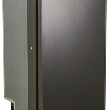 La serie CRUISE Classic Total Black offre frigoriferi eleganti e robusti, perfetti per l’ambiente nautico. Disponibili in capacità da 42 a 226 litri, combinano un design contemporaneo in nero opaco con alte prestazioni energetiche. - Freezer integrato (escluso versione “Drink”).- Illuminazione LED interna.- Rivestimento alimentare con angoli arrotondati per facile pulizia.- Compressore Secop 12/24 V a basso consumo.- Porta con serratura magnetica.- Materiali resistenti alla corrosione.