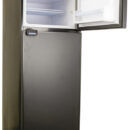 La serie CRUISE Classic Total Black offre frigoriferi eleganti e robusti, perfetti per l’ambiente nautico. Disponibili in capacità da 42 a 226 litri, combinano un design contemporaneo in nero opaco con alte prestazioni energetiche. - Freezer integrato (escluso versione “Drink”).- Illuminazione LED interna.- Rivestimento alimentare con angoli arrotondati per facile pulizia.- Compressore Secop 12/24 V a basso consumo.- Porta con serratura magnetica.- Materiali resistenti alla corrosione.