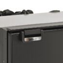 La serie CRUISE Classic Total Black offre frigoriferi eleganti e robusti, perfetti per l’ambiente nautico. Disponibili in capacità da 42 a 226 litri, combinano un design contemporaneo in nero opaco con alte prestazioni energetiche. - Freezer integrato (escluso versione “Drink”).- Illuminazione LED interna.- Rivestimento alimentare con angoli arrotondati per facile pulizia.- Compressore Secop 12/24 V a basso consumo.- Porta con serratura magnetica.- Materiali resistenti alla corrosione.