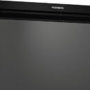 Design innovativo e alta efficienza energetica, con soluzione di raffreddamento 3-in-1: solo frigo, solo freezer o entrambi.La cella freezer può essere estratta con facilità per fare spazio a un frigorifero più grande. - Pannello di comando touch interno con barra a LED;- Installazione porta reversibile;- Maniglia larga completamente integrata per un facile accesso;- Chiusura intelligente per creare uno spazio e consentire l'aerazione;- Compressore leggero, compatto e a risparmio energetico con 3 modalità (Eco/Boost/Silent);- Compressore remotizzabile per la versione da 35 litri per ridurre al minimo la profondità;- Le cornici sono regolabili per installazione standard o ad incasso (vendute separatamente 50.907.XX / 50.908.XX).