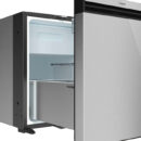 Design innovativo e alta efficienza energetica, con soluzione di raffreddamento 3-in-1: solo frigo, solo freezer o entrambi.La cella freezer può essere estratta con facilità per fare spazio a un frigorifero più grande. - Pannello di comando touch interno con barra a LED;- Installazione porta reversibile;- Maniglia larga completamente integrata per un facile accesso;- Chiusura intelligente per creare uno spazio e consentire l'aerazione;- Compressore leggero, compatto e a risparmio energetico con 3 modalità (Eco/Boost/Silent);- Compressore remotizzabile per la versione da 35 litri per ridurre al minimo la profondità;- Le cornici sono regolabili per installazione standard o ad incasso (vendute separatamente 50.907.XX / 50.908.XX).